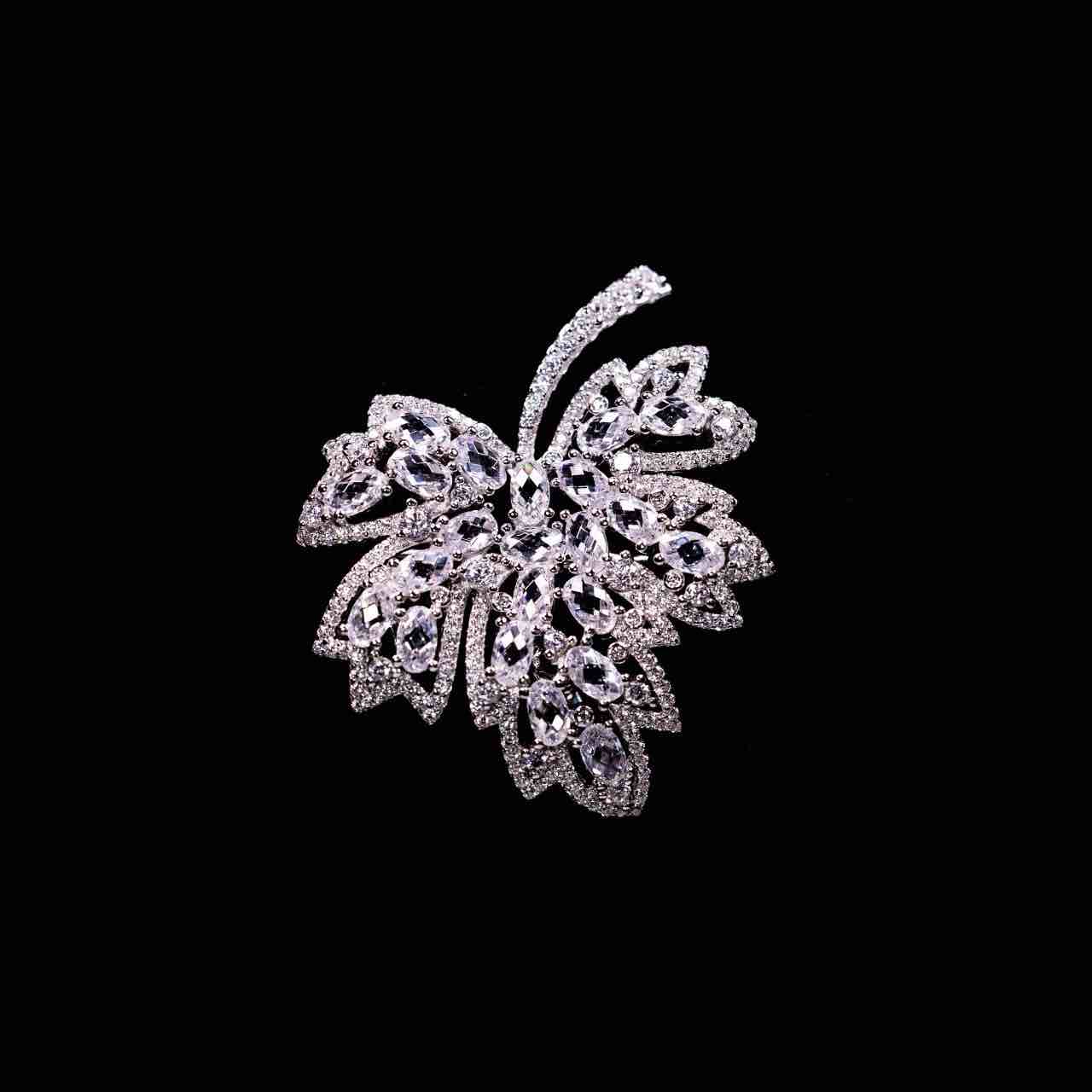 Omnia Muhja Leaf Silver brooch in 925 Silver High Quality Simulated diamonds