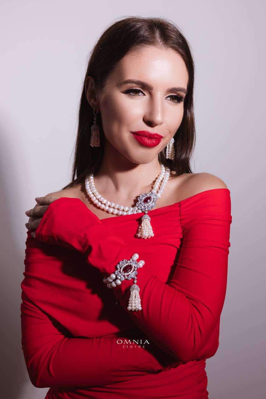Omnia Dahlia Bridal Pearl Set with Ruby Red Stone in High-Quality Simulated Diamonds - OMNIASTORES UAE