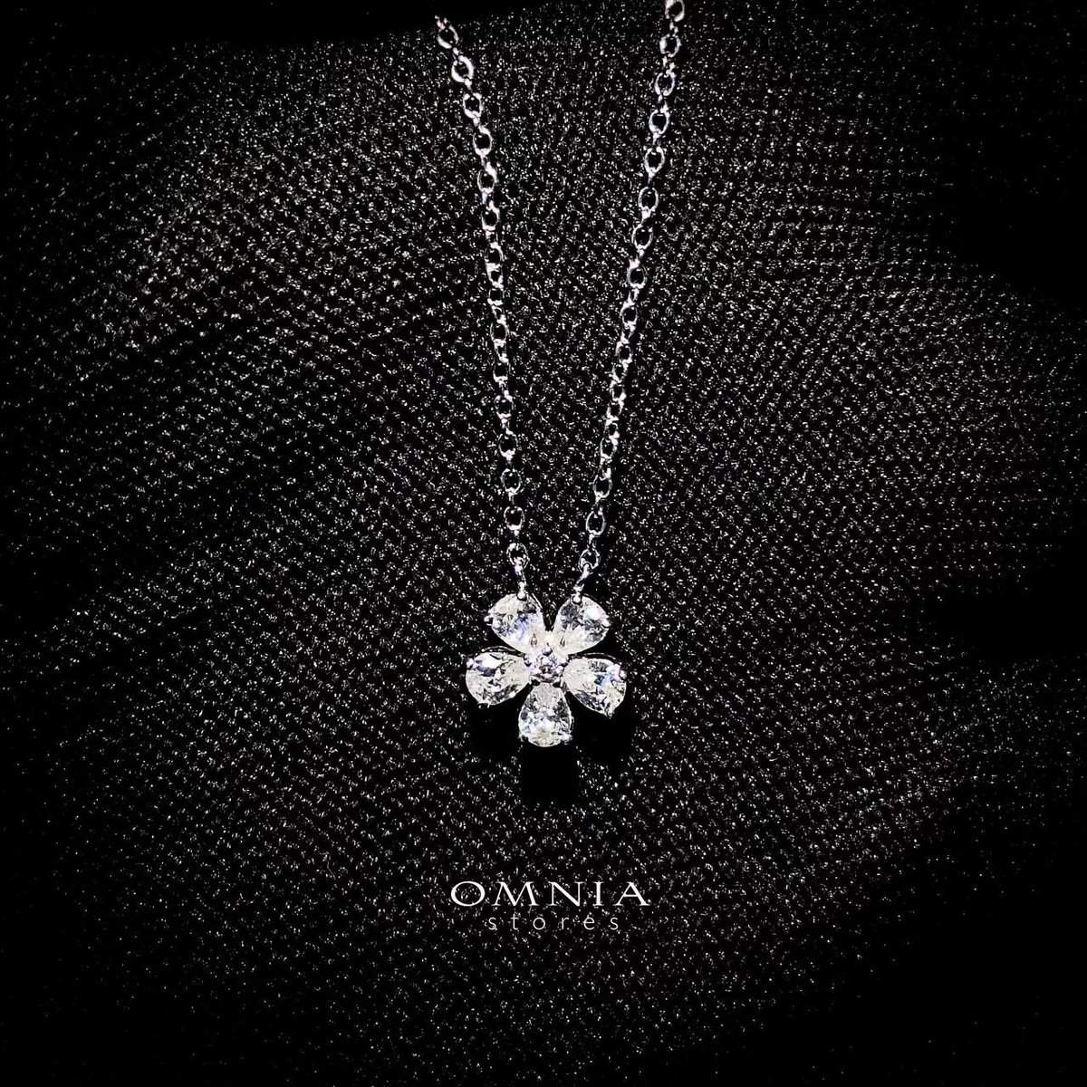Omnia Classic white Flower Necklace In 92.5 Silver with High Quality Simulated Diamonds - OMNIASTORES UAE
