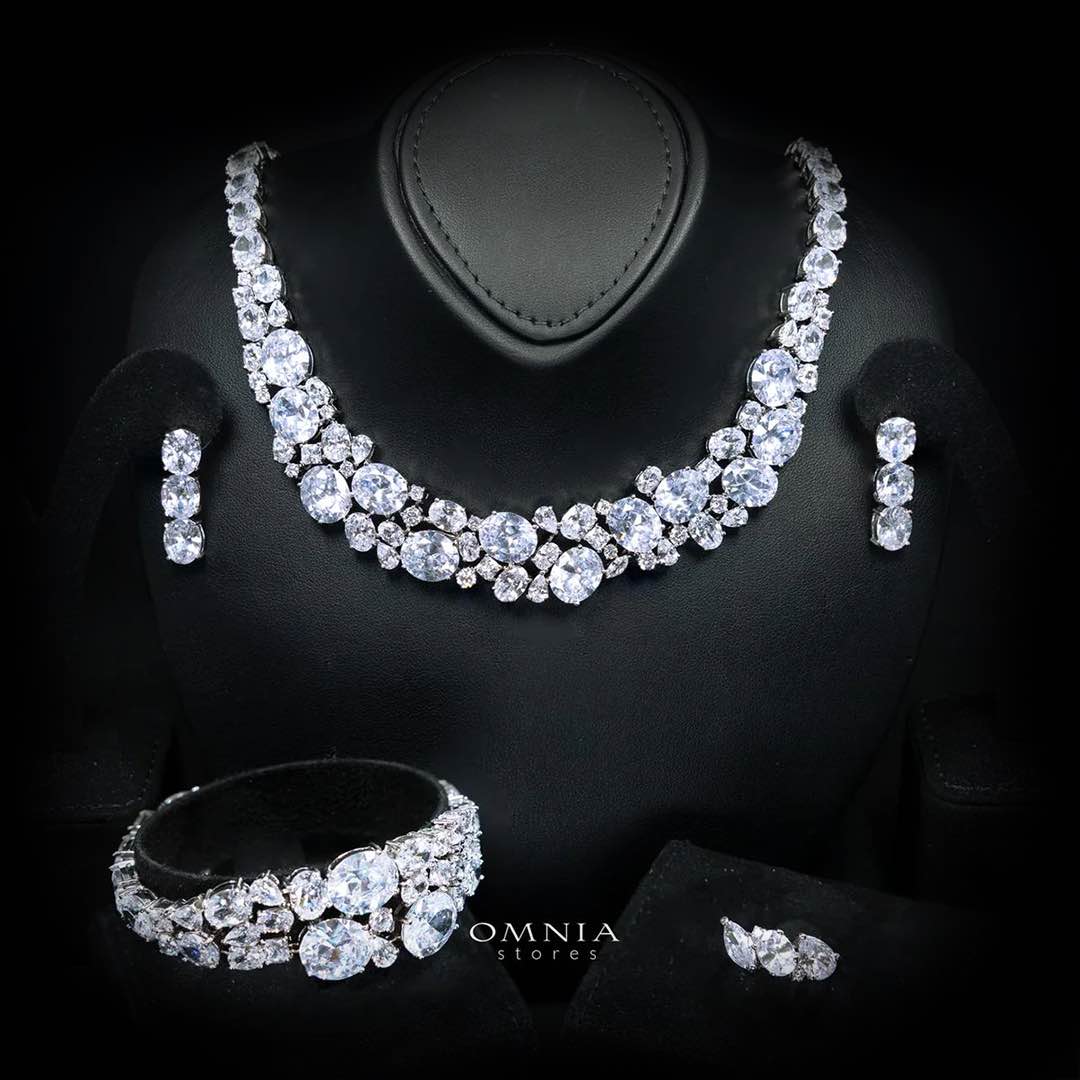 طقم زفاف أرتيميس وايت الفاخر مع الماس المحاكي بقصة دائرية وبيضاوية بطلاء الروديوم عالي الجودة