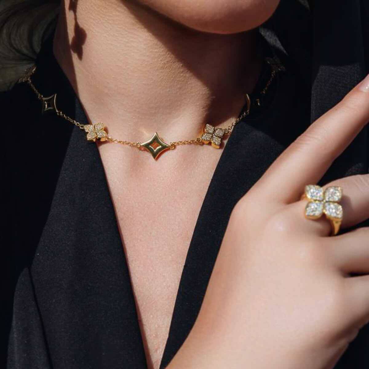 Omnia Golden Clove Set with High-Quality Simulated Diamonds Gold Plated - OMNIASTORES UAE