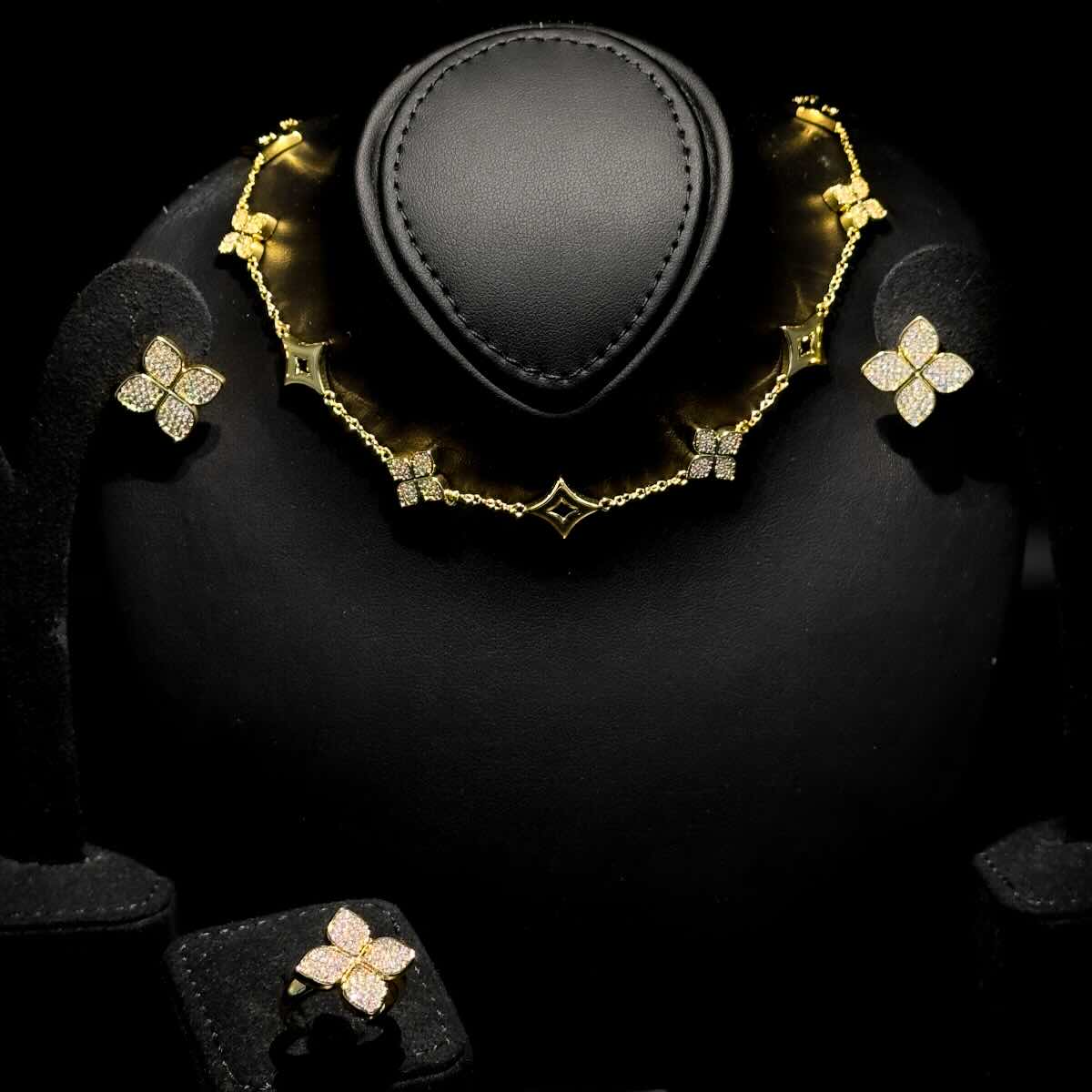 Omnia Golden Clove Set with High-Quality Simulated Diamonds Gold Plated - OMNIASTORES UAE