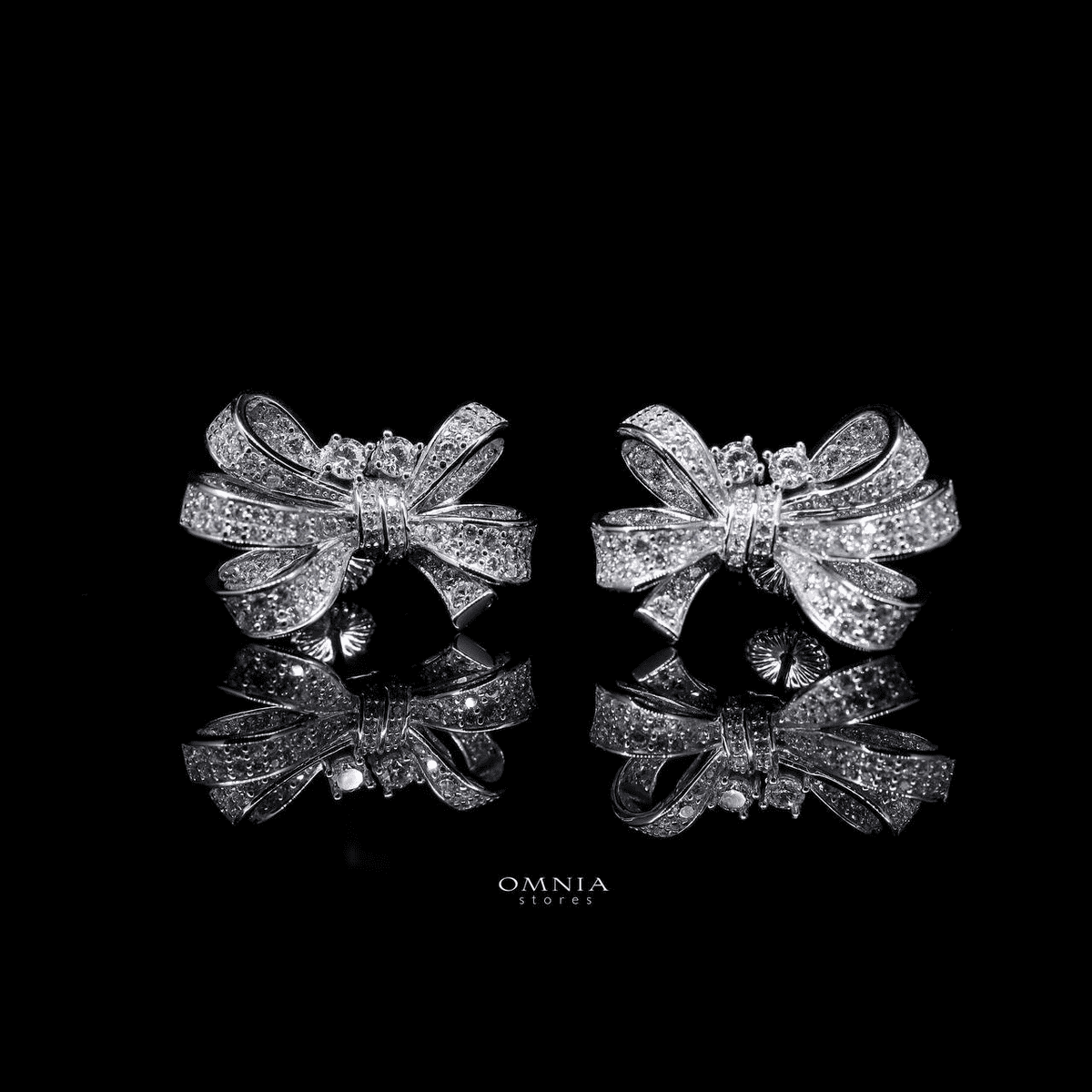 Omnia Sana White Earrings in 92.5 Silver High Quality Simulated diamonds - OMNIASTORES UAE