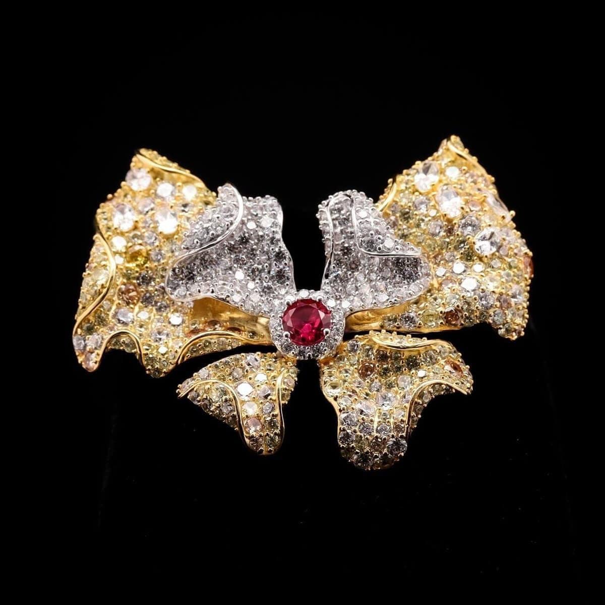 Omnia Aria Brooch in Gold-Plated High-Quality Simulated Diamonds with Ruby Center Stone - OMNIASTORES UAE