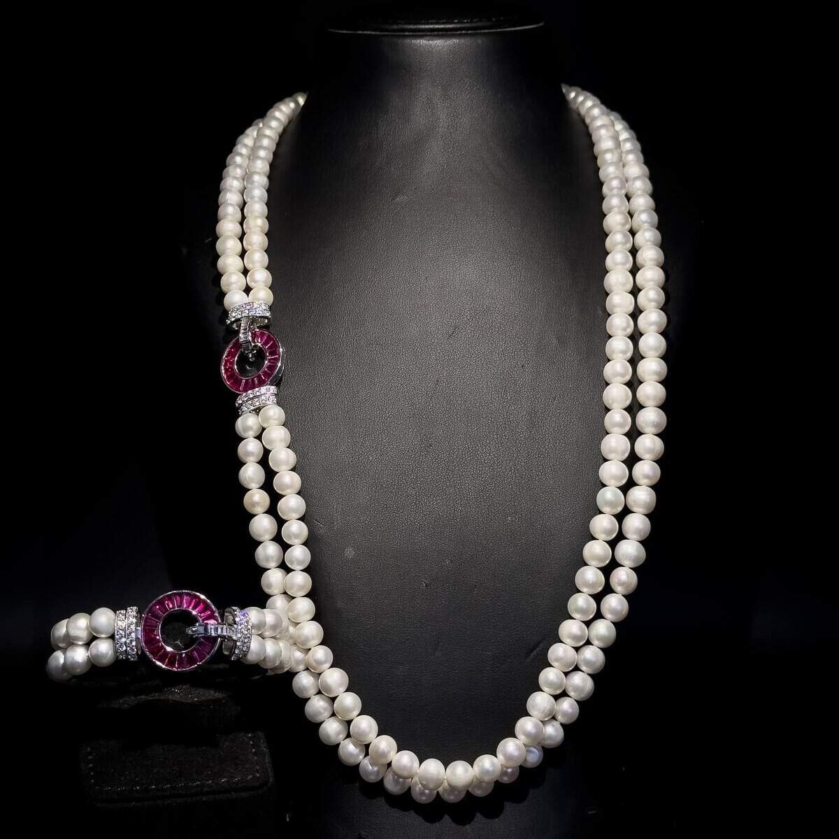 Omnia Royal Pearl Necklace and Bracelet Set with Ruby-Red Accents and High-Quality Simulated Diamonds - OMNIASTORES UAE