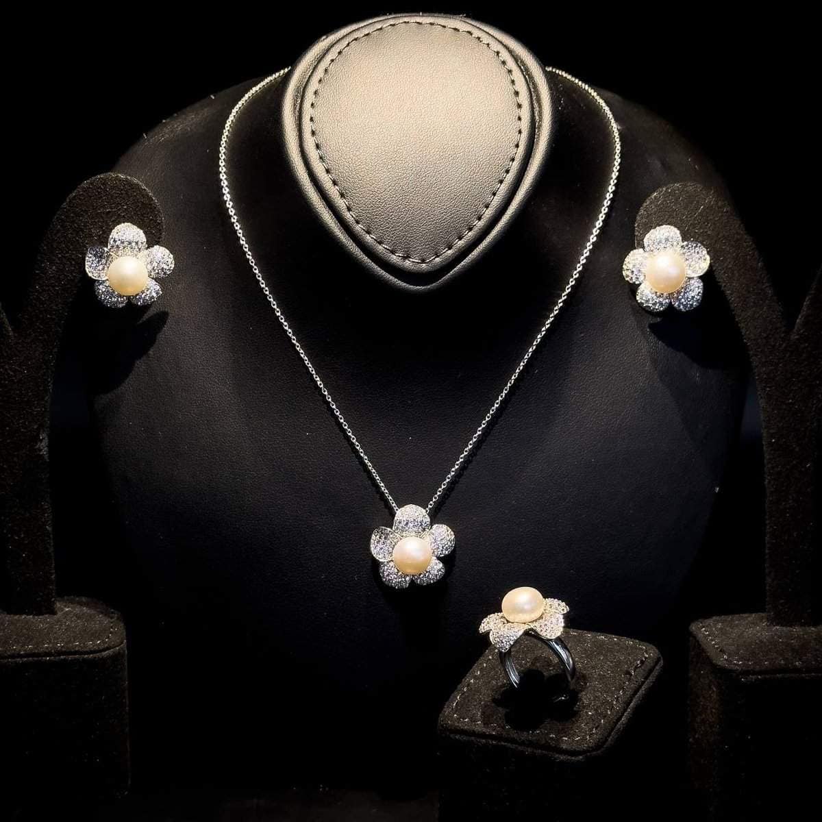 Omnia Pearl Flower Set in 92.5 Silver with High Quality Simulated Diamonds (Necklace, Earrings, and Ring) - OMNIASTORES UAE