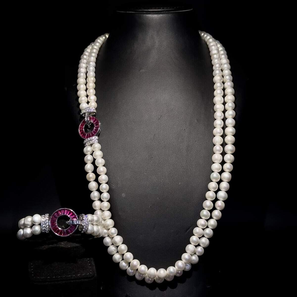 Omnia Royal Pearl Necklace and Bracelet Set with Ruby-Red Accents and High-Quality Simulated Diamonds - OMNIASTORES UAE