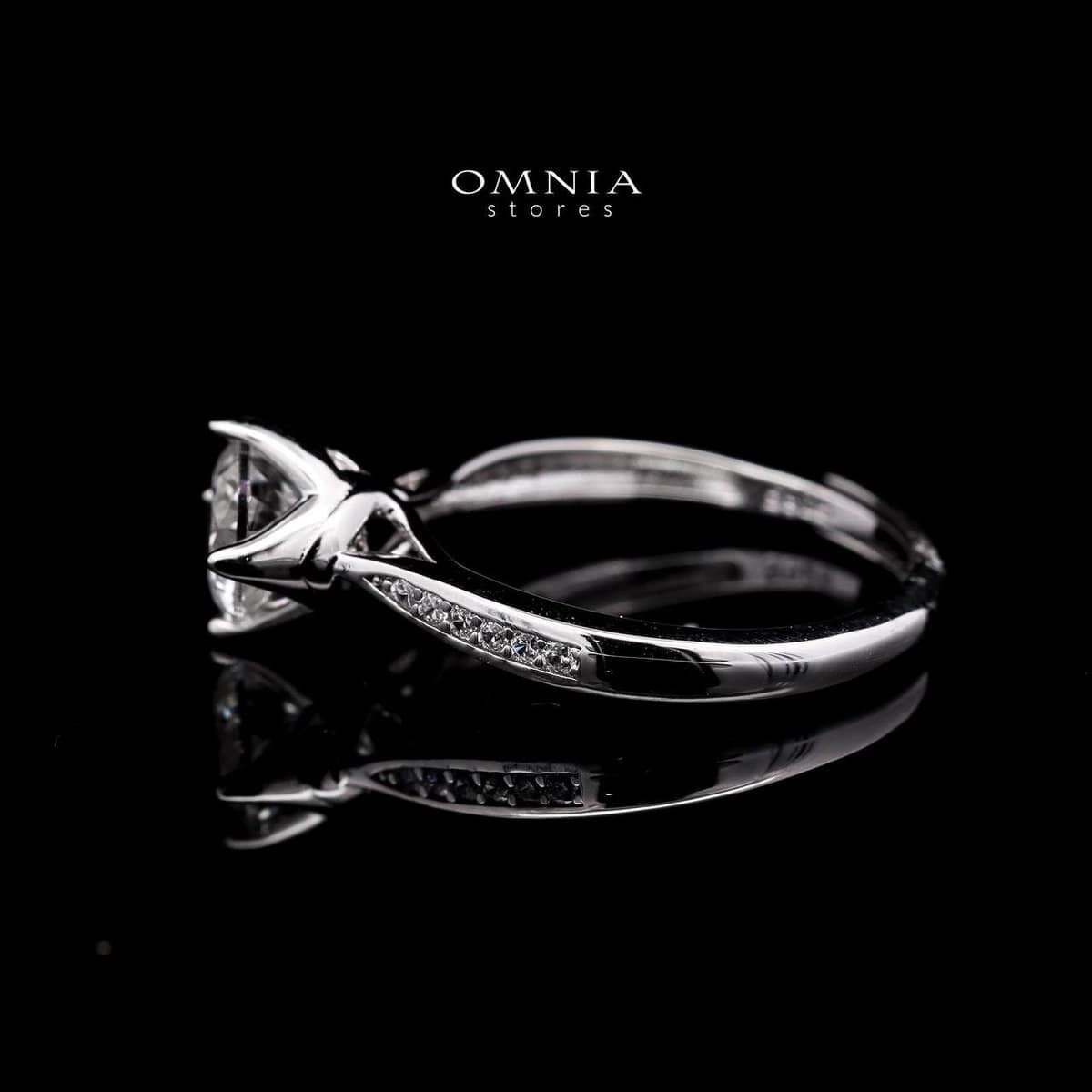 Omnia Classic Twist Engagement Ring in 925 Sterling Silver with High-Quality Iced Cut Stone - OMNIASTORES UAE