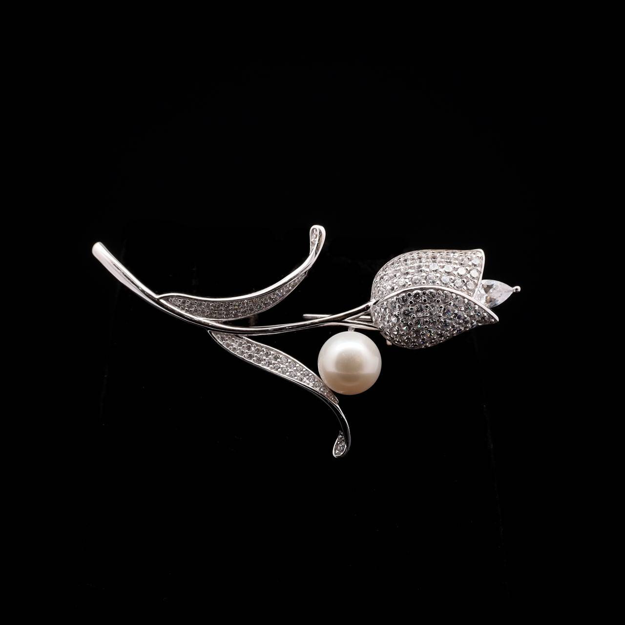 Omnia Tulip Brooch with Pearl Detailing and High-Quality Simulated Diamonds in 92.5 Silver