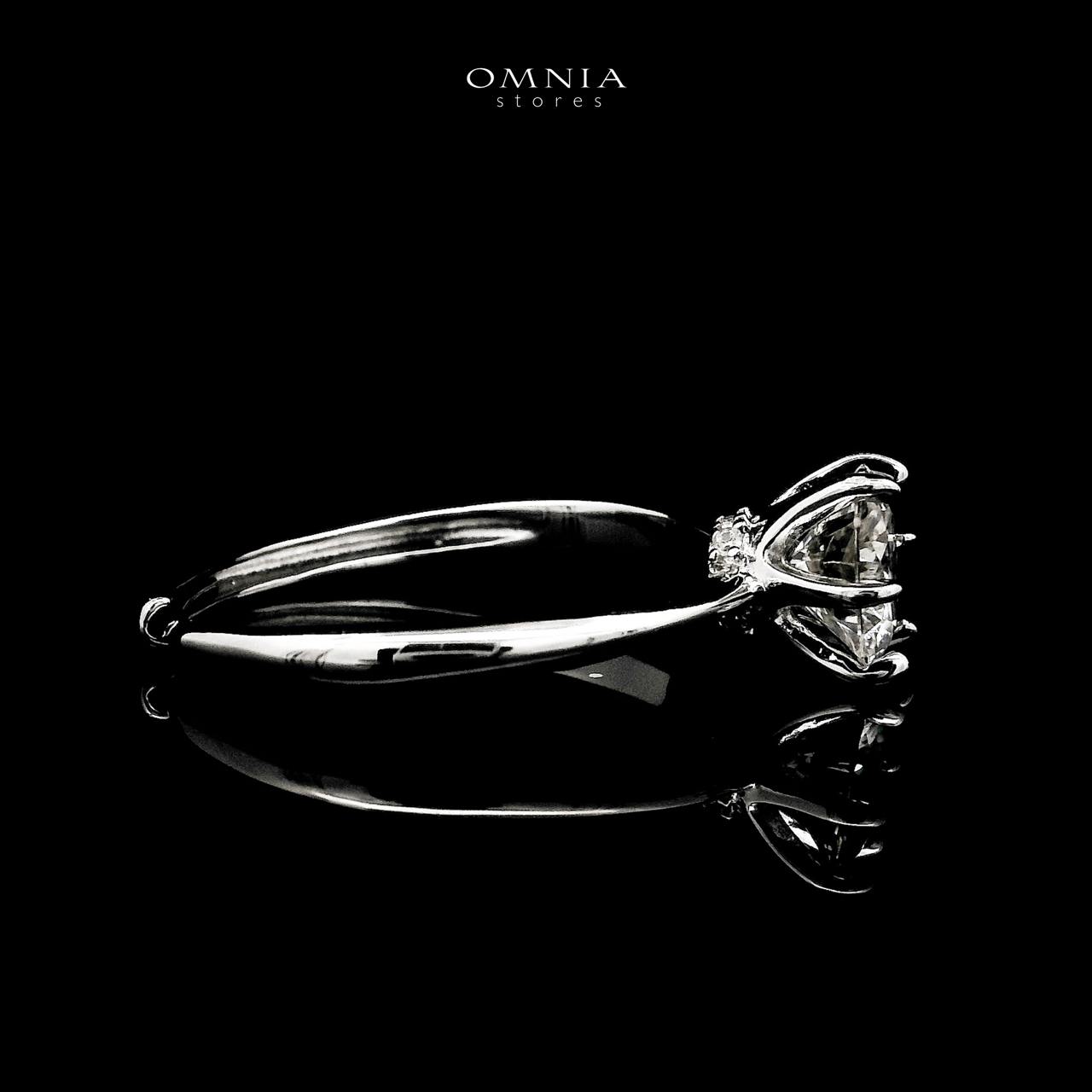 Omnia Areeba Silver Classic Ring in 925 Silver with High-Quality White Moissanite Stones - OMNIASTORES UAE
