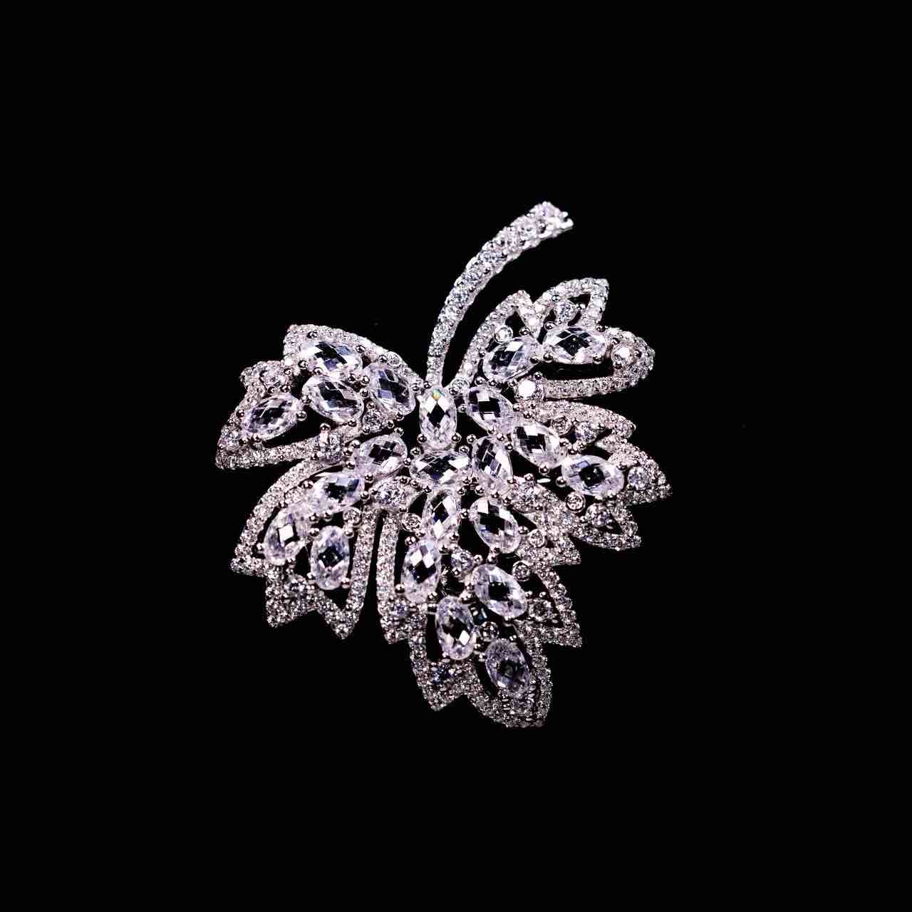 Omnia Muhja Leaf Silver brooch in 925 Silver High Quality Simulated diamonds