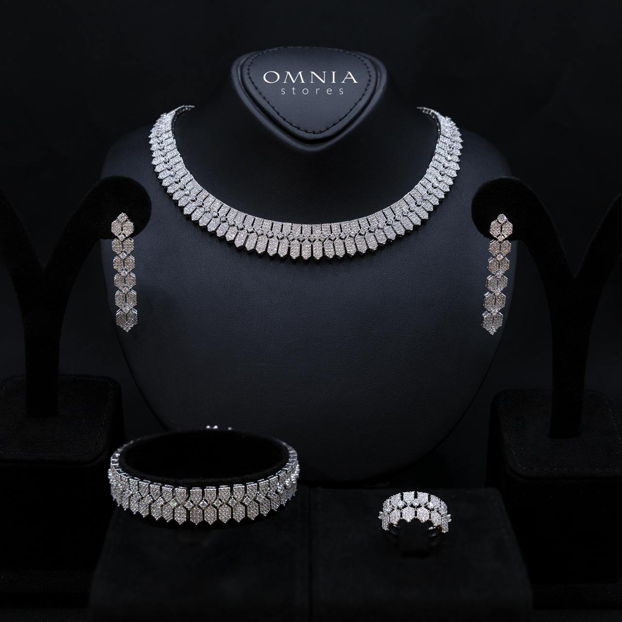 طقم عرائس كامل فاخر من حصري باللون الأبيض مرصع بأحجار الزركون عالية الجودة المطلية بالروديوم