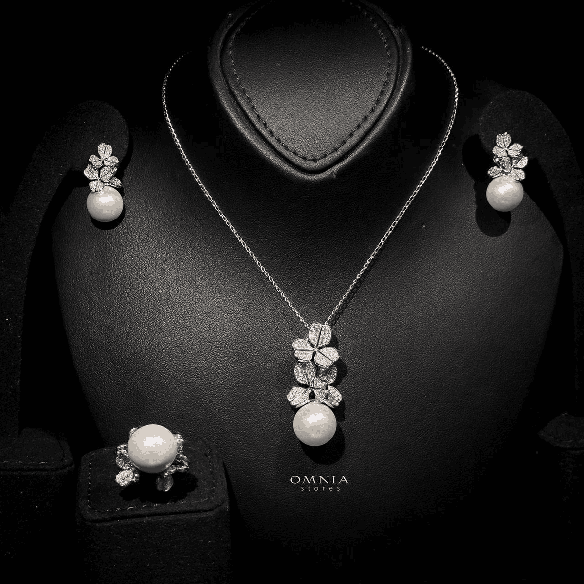 Omnia Sabina Tri-Clover Round Fresh Real Water Pearl Set in 92.5 Silver High Quality Simulated Diamond - OMNIASTORES UAE