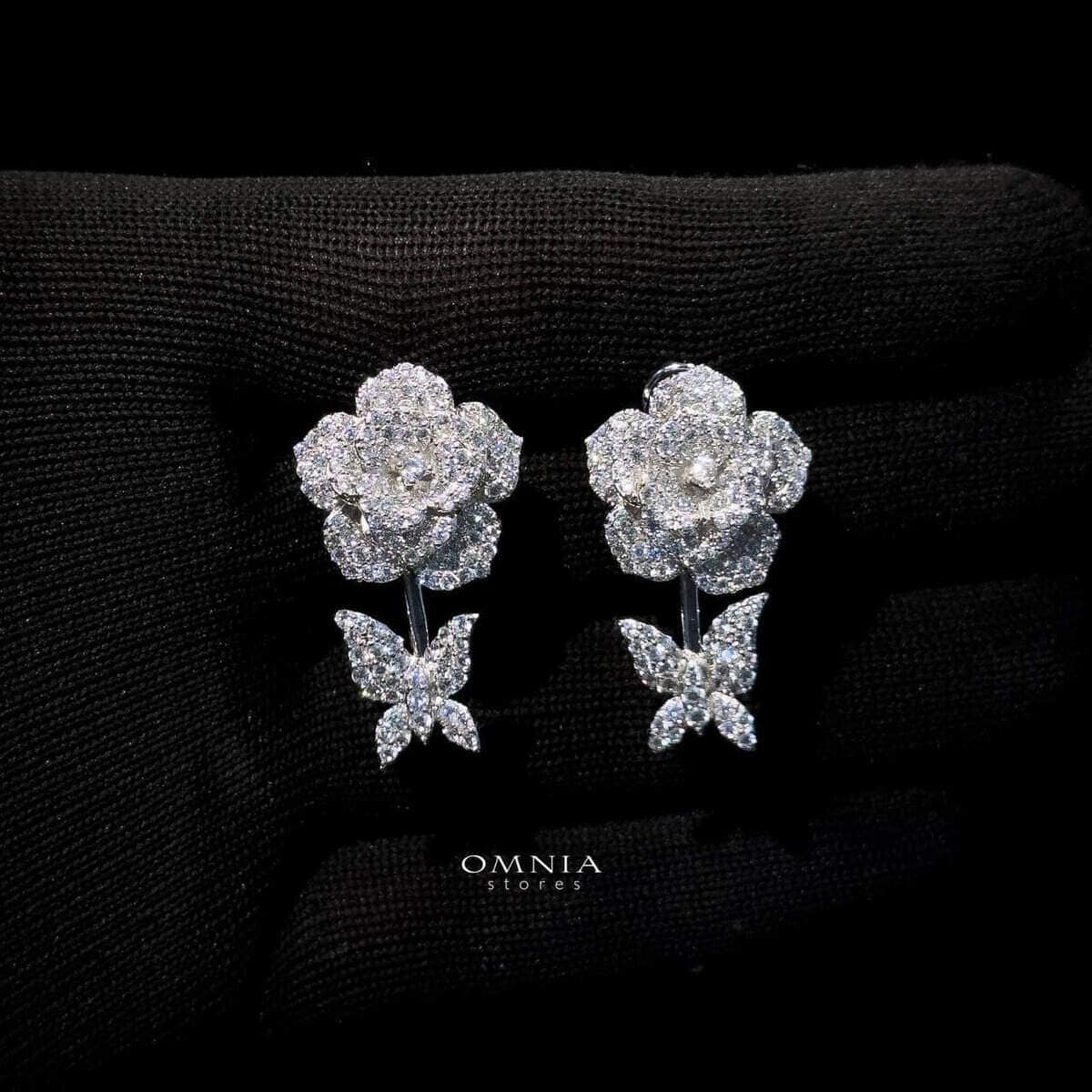 Omnia Olla White Earrings In 92.5 Silver In High Quality Simulated diamonds - OMNIASTORES UAE