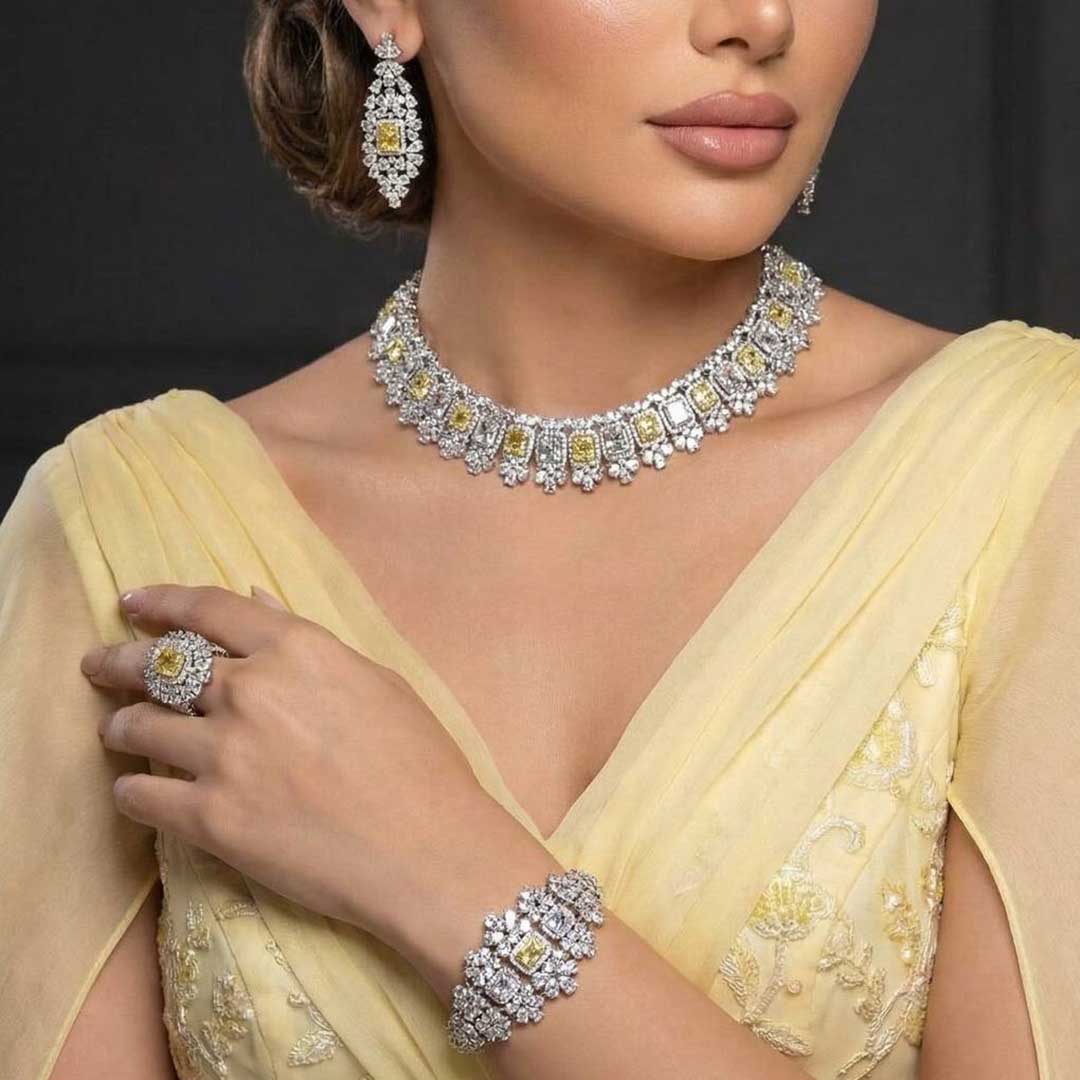 طقم العروس الأصفر والأبيض أمنية أفليا بتصميم شوكر مرصع بزركون مقطوع بشكل مربع ولمسات زهرية مطلي بالروديوم عالي الجودة