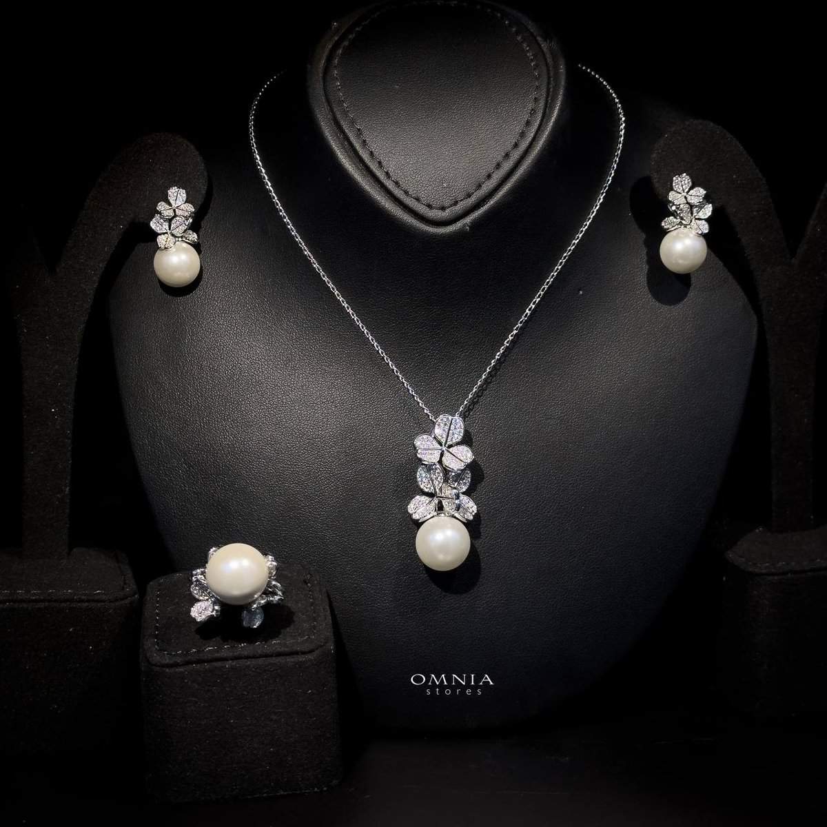 Omnia Sabina Tri-Clover Round Fresh Real Water Pearl Set in 92.5 Silver High Quality Simulated Diamond - OMNIASTORES UAE