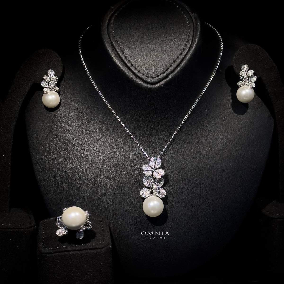 Omnia Sabina Tri-Clover Round Fresh Real Water Pearl Set in 92.5 Silver High Quality Simulated Diamond - OMNIASTORES UAE