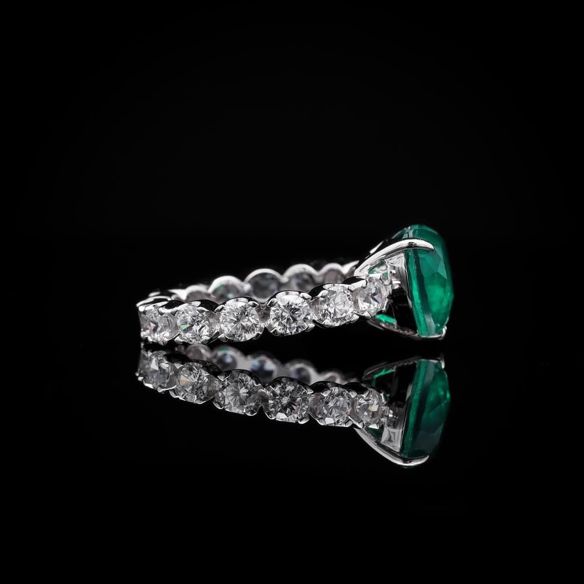 Omnia Emerald Heart Ring in 92.5 Silver with High-Quality Simulated Diamonds - OMNIASTORES UAE