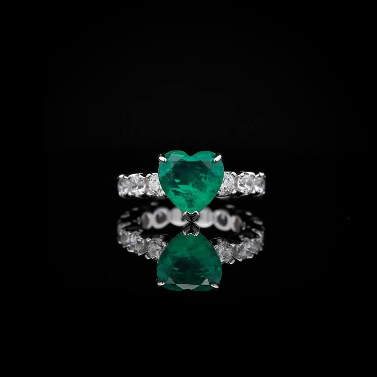 Omnia Emerald Heart Ring in 92.5 Silver with High-Quality Simulated Diamonds - OMNIASTORES UAE