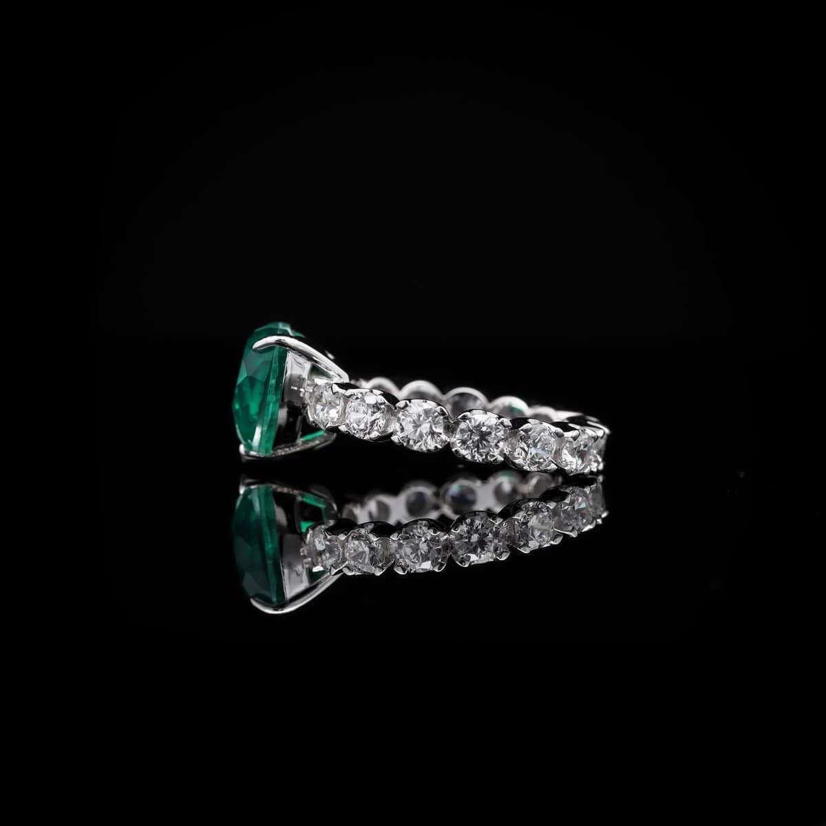 Omnia Emerald Heart Ring in 92.5 Silver with High-Quality Simulated Diamonds - OMNIASTORES UAE