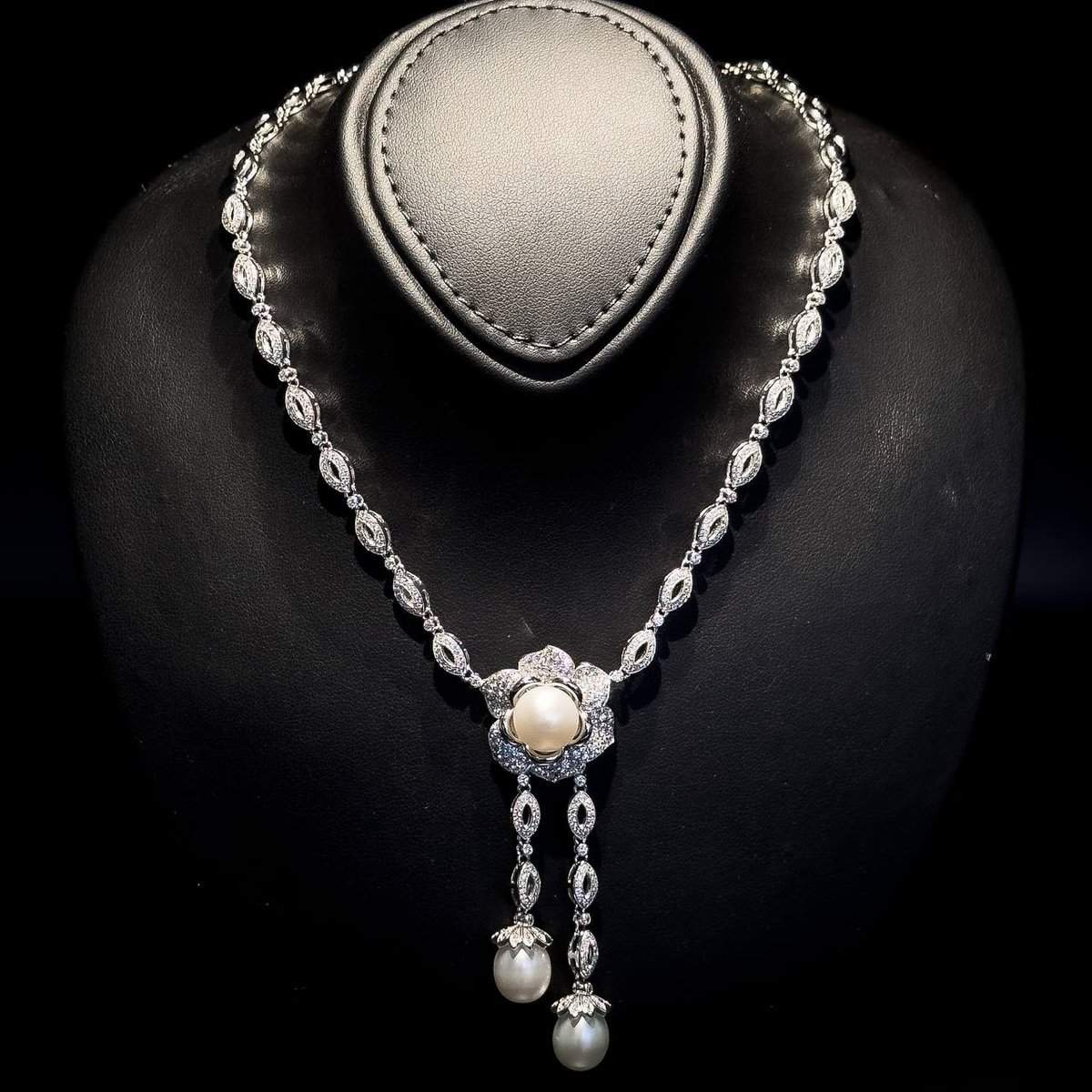 Omnia Elegant Pearl Necklace with High Quality Simulated Diamonds in 92.5 Silver - OMNIASTORES UAE