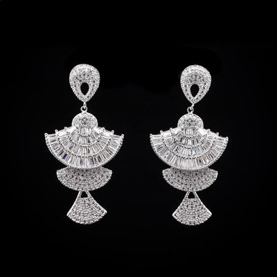 أقراط Omnia White Fan Design المتدلية مع أحجار الزركون عالية الجودة مطلية بالروديوم