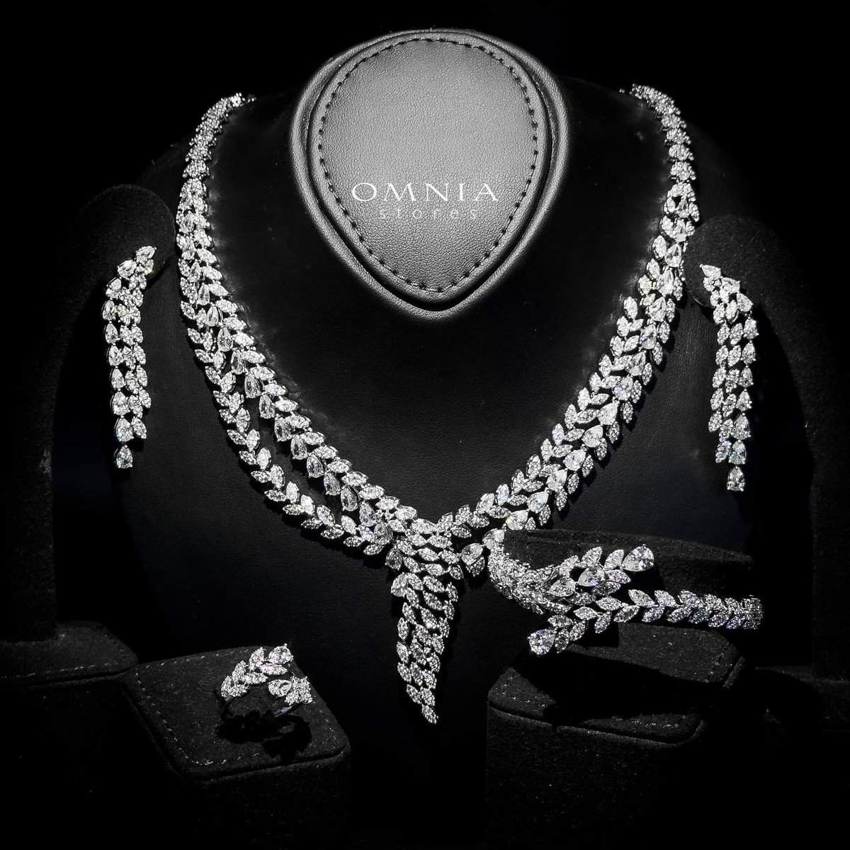 Omnia Yasira Leaf-Design Bridal White Full Set - OMNIASTORES UAE