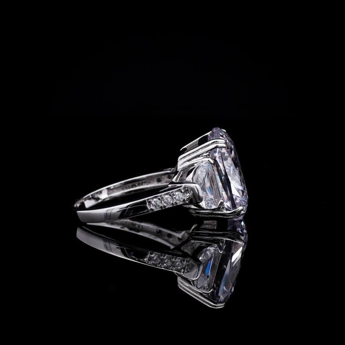 Omnia Sesable White Oval-Cut Statement Ring in 925 Silver with High-Quality Iced Cut Stones - OMNIASTORES UAE