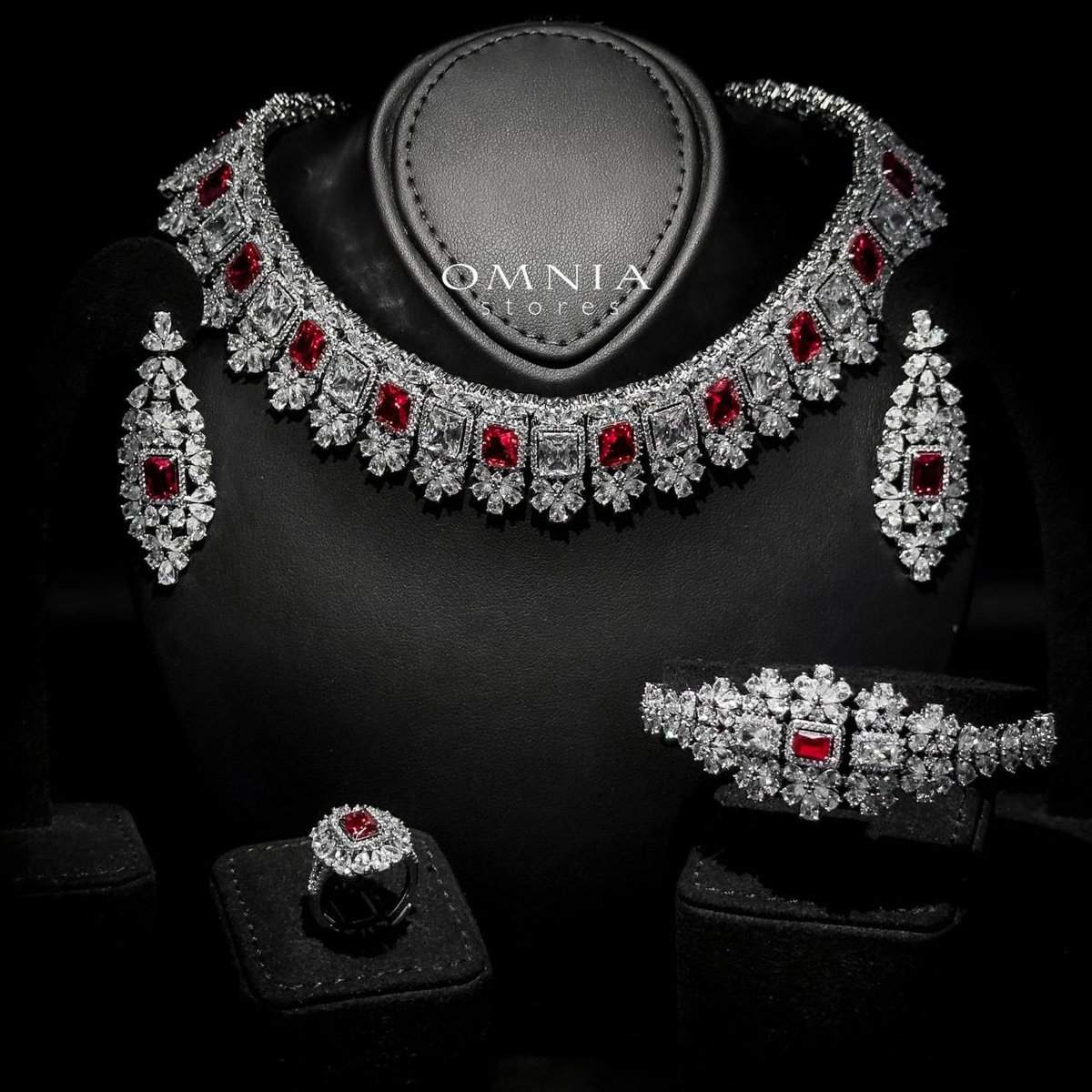 Omnia Avelia Red and White - OMNIASTORES UAE