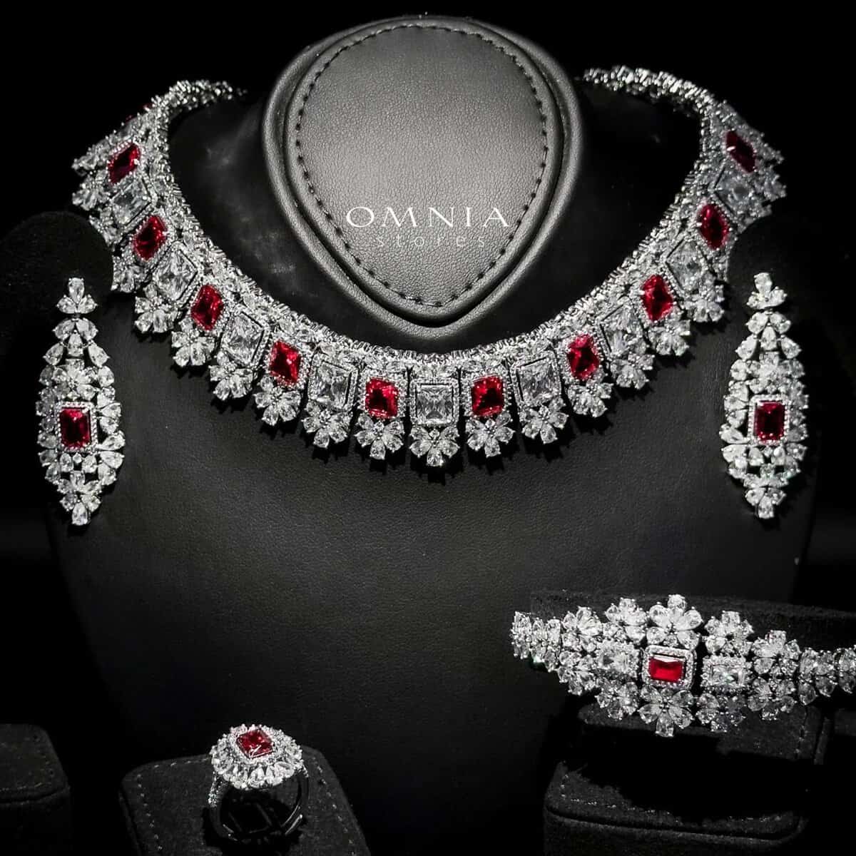 Omnia Avelia Red and White - OMNIASTORES UAE