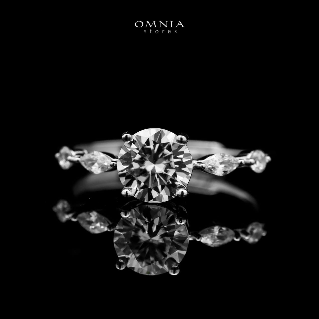 Omnia Arwan Silver Ring in 92.5 Silver with High Quality Moissanite - OMNIASTORES UAE