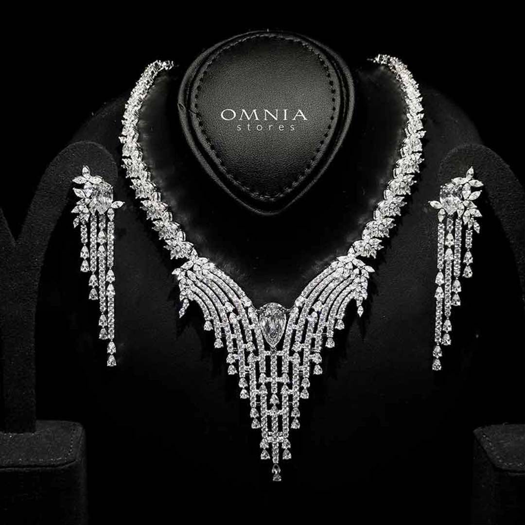 طقم عقد وأقراط زفاف من مجموعة Omnia Baraa باللون العنابي من الفضة عيار 925 مرصع بماسات مقلدة عالية الجودة على شكل كمثرى وماركيز